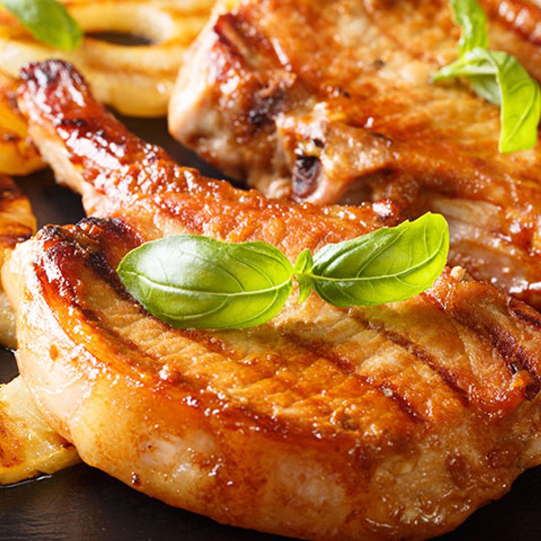 Chuletas de cerdo con salsa de naranja y piña a la plancha