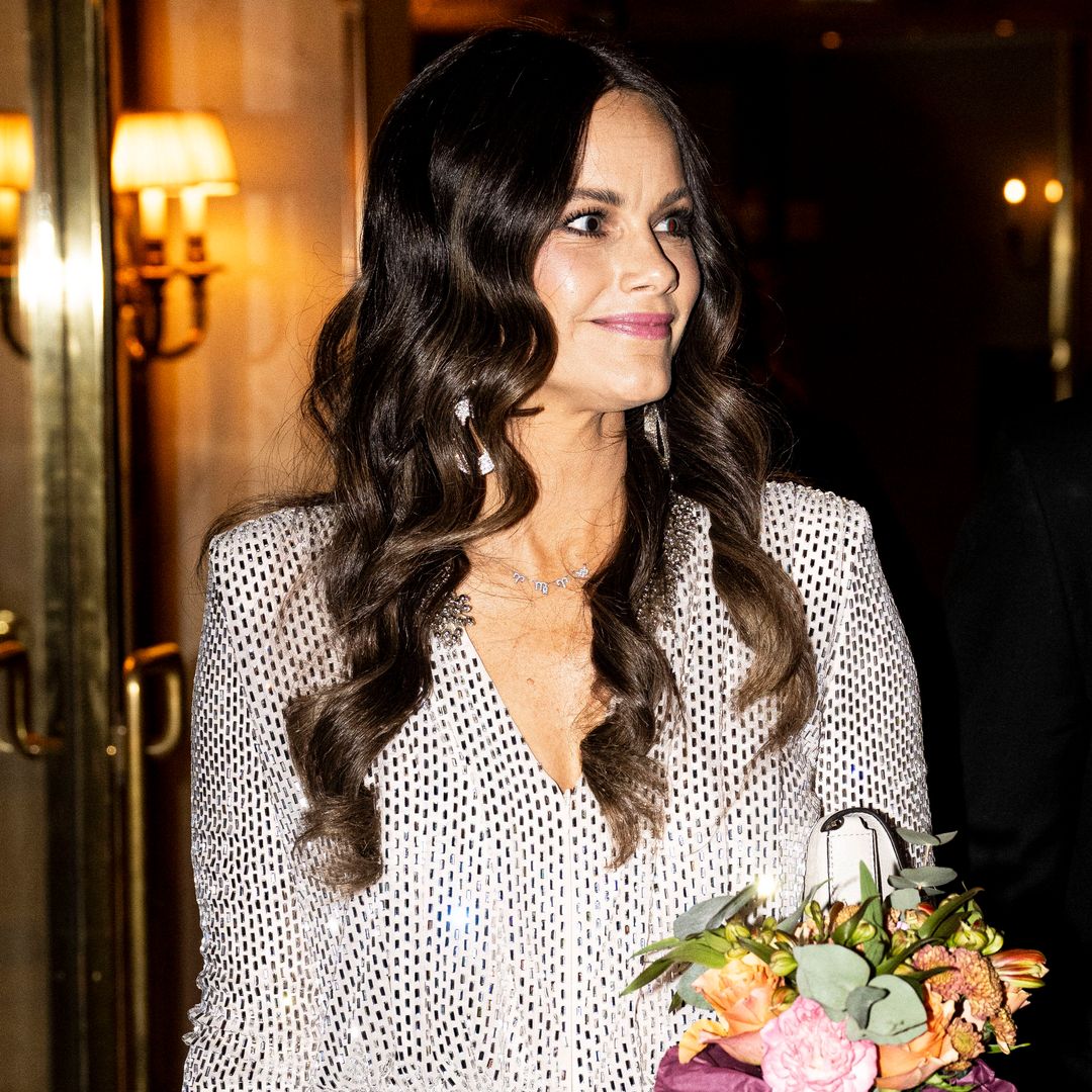 Sofía de Suecia moderniza el 'glamour' de la realeza con un vestido joya y un collar íntimo con guiño a sus cuatro hijos