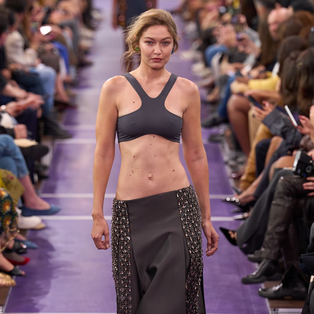 Del look deportivo de Gigi Hadid que se volvió viral a la elegancia de una ganadora del Oscar: el 'casting' de estrellas de Miu Miu en su desfile más aerodinámico