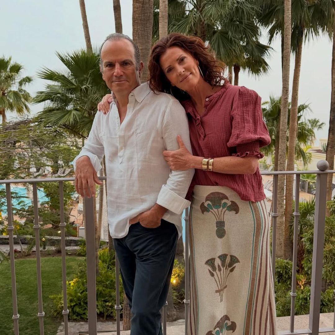 Verónica Mengod, radiante a los 59: el look bohemio con el que celebra el cumpleaños de su marido