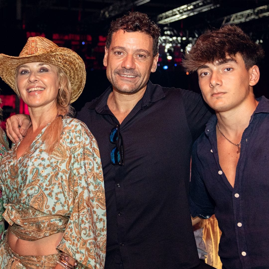 Cayetana Guillén Cuervo, Omar Ayyashi y Leo Ayyashi durante el concierto de Luis Fonsi en Starlite Occident, a 14 de agosto de 2023, en Marbella (España)