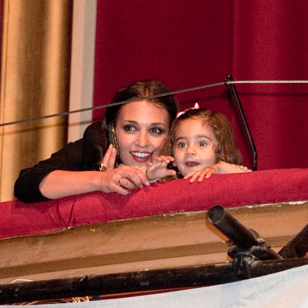 Paula Echevarría con su hija Daniella en la presentación de la gira 'A contracorriente' de David Bustamante el 24 de febrero de 2010 en Madrid 