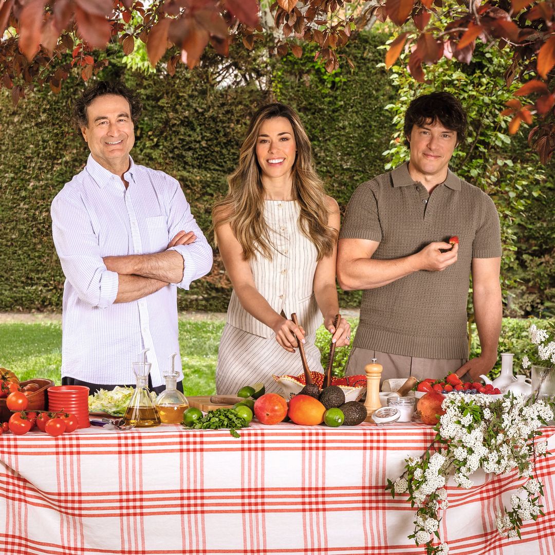 Marta Sanahuja, Pepe Rodríguez y Jordi Cruz, jueces de "Masterchef" cocinan cada uno un plato de ensalada 