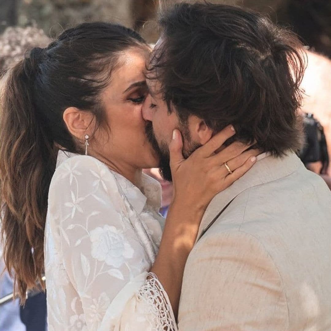 Elena Furiase y Gonzalo Sierra dándose un beso en su boda