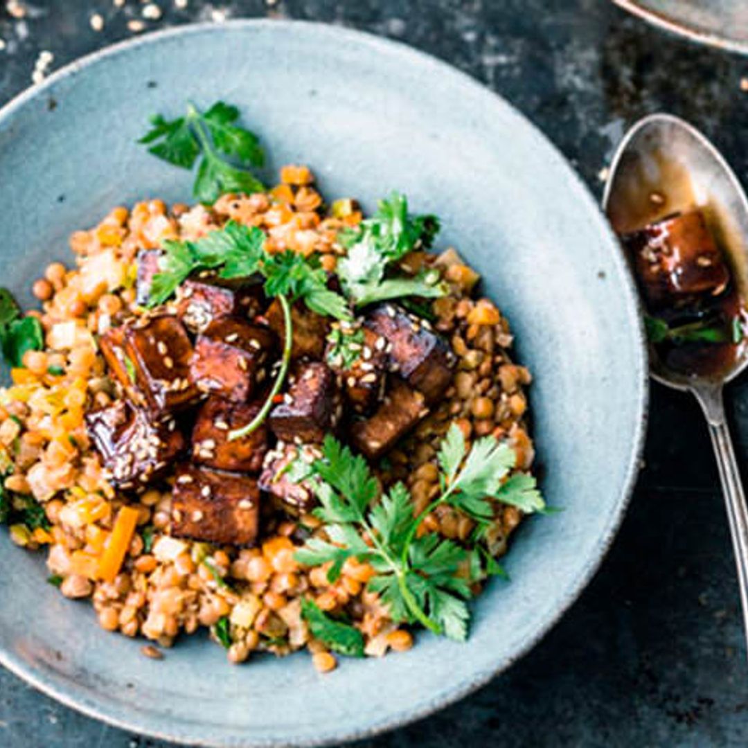 Lentejas con tofu marinado en soja y miel