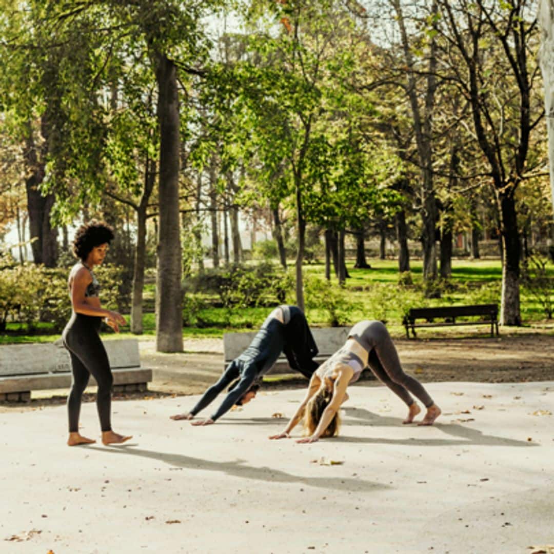 Clases de yoga al aire libre en el parque Retiro de Madrid