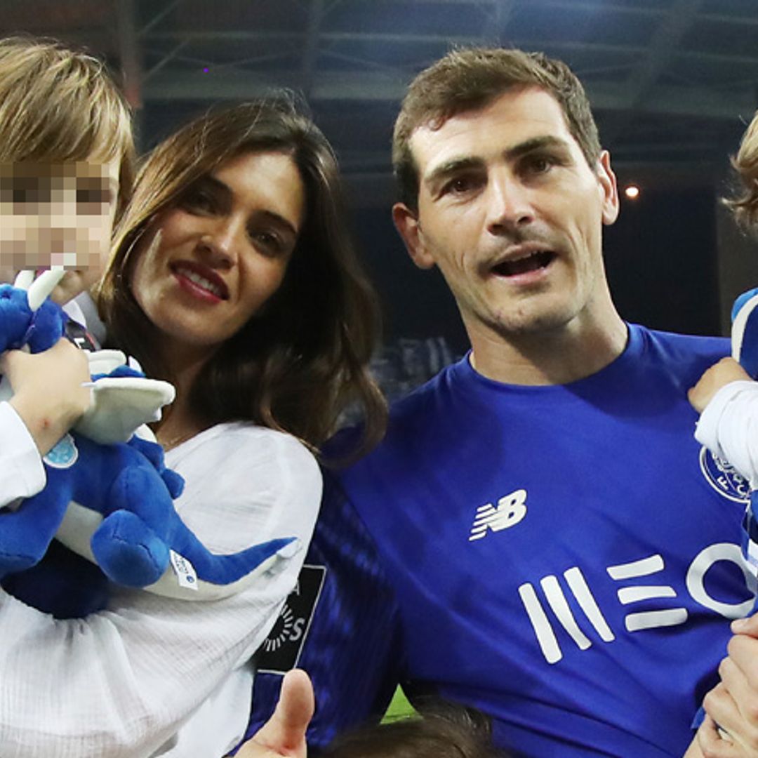 Sara Carbonero salta al campo de fútbol con Iker y sus hijos… ¡para cantar villancicos!