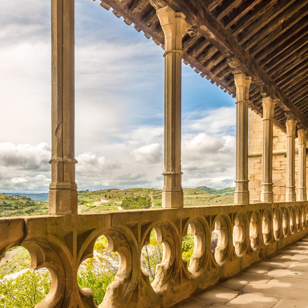 El pueblo medieval de Navarra detenido en el tiempo que guarda el corazón de un rey desde el siglo XIV