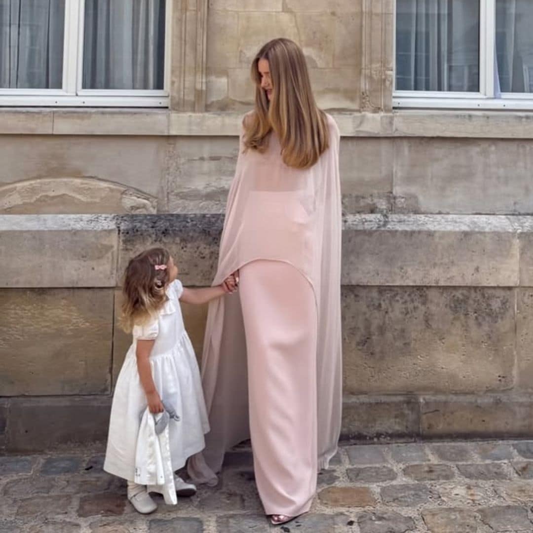 Rosie Huntington-Whiteley y su madre, espectaculares en la boda de su hermano con un look que adelantó Mango