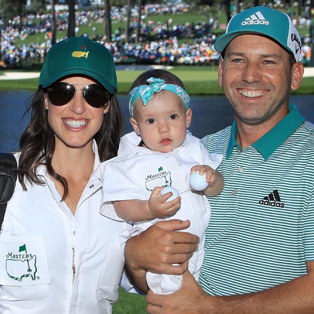 El golfista Sergio García presume de 'mini caddie' en el campo