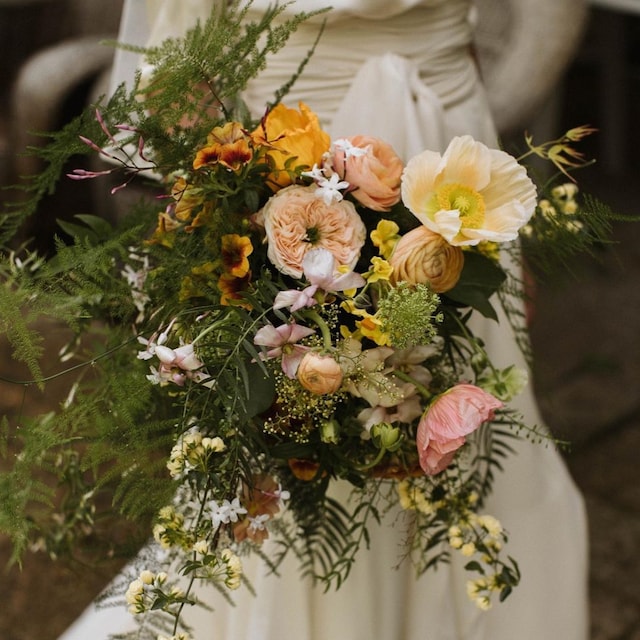 Ramo de novia silvestre y salvaje con flores pastel