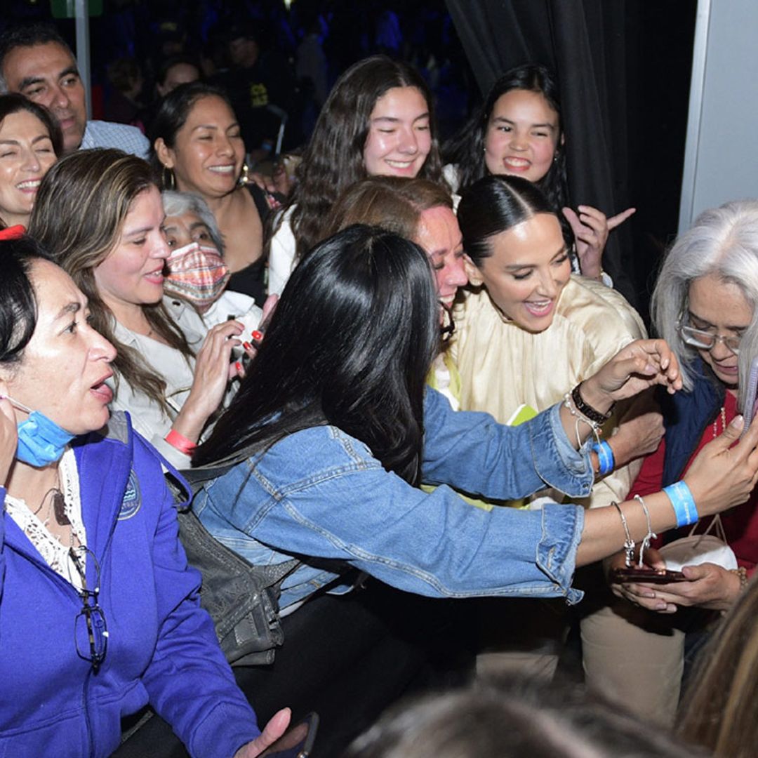 Abrazos, 'selfies' y una gran ovación: Tamara Falcó causa furor en México