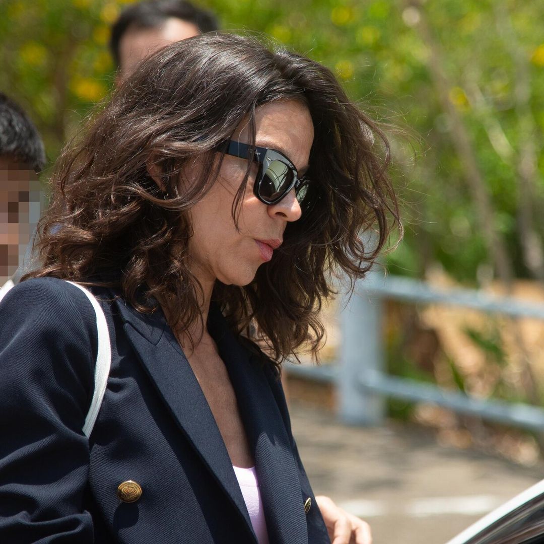 La imagen de la tristeza: Silvia Bronchalo, pensativa, camina sola por la playa en pleno juicio de su hijo, Daniel Sancho