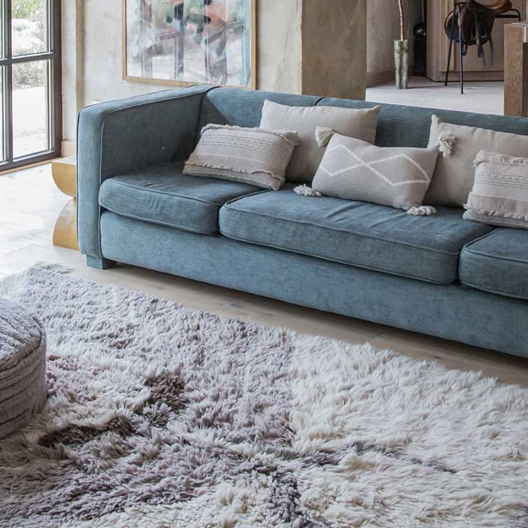 Muebles y objetos decorativos para un salón 100% 'cozy'