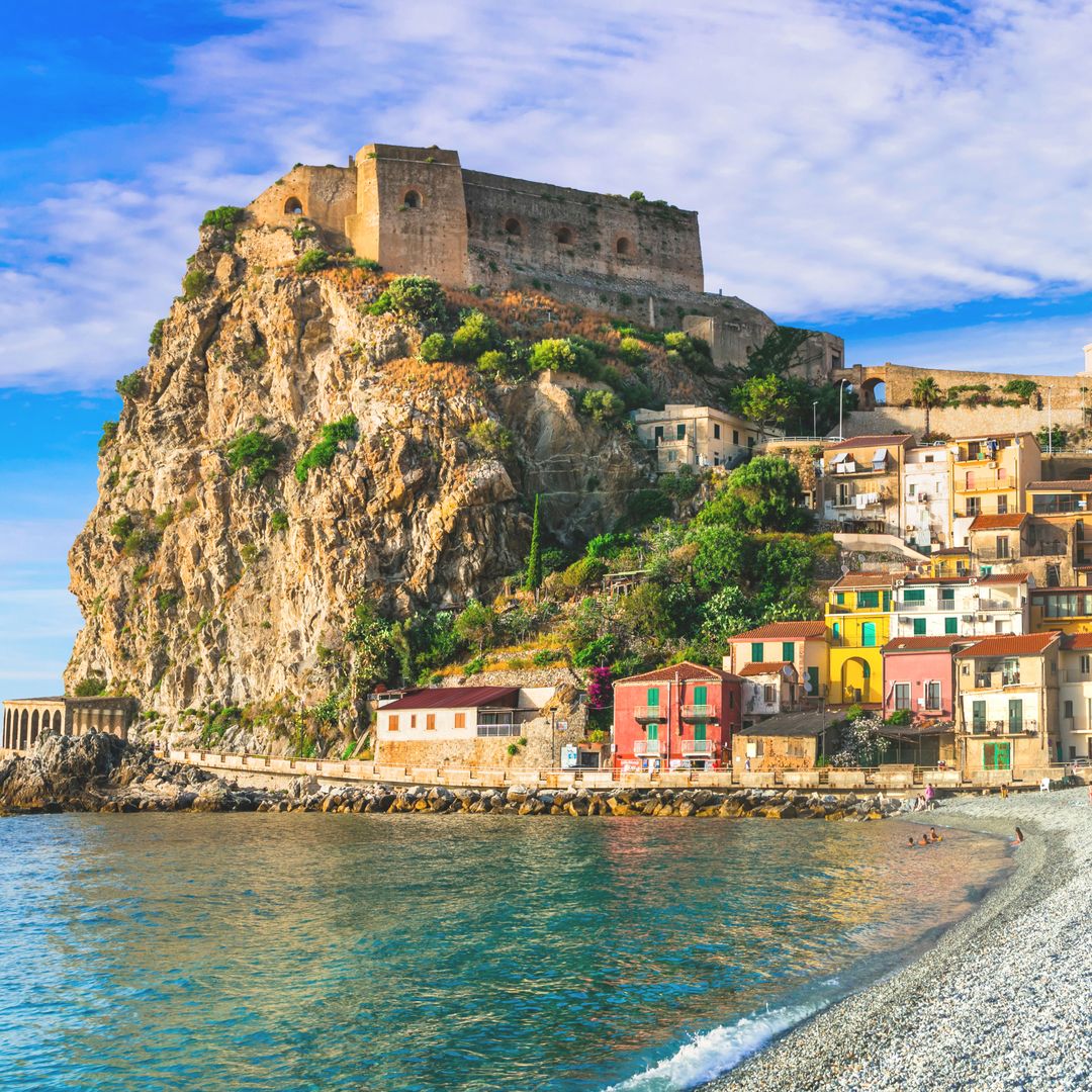 La pequeña Venecia escondida en Calabria: el pueblo italiano donde las casas cuelgan del mar