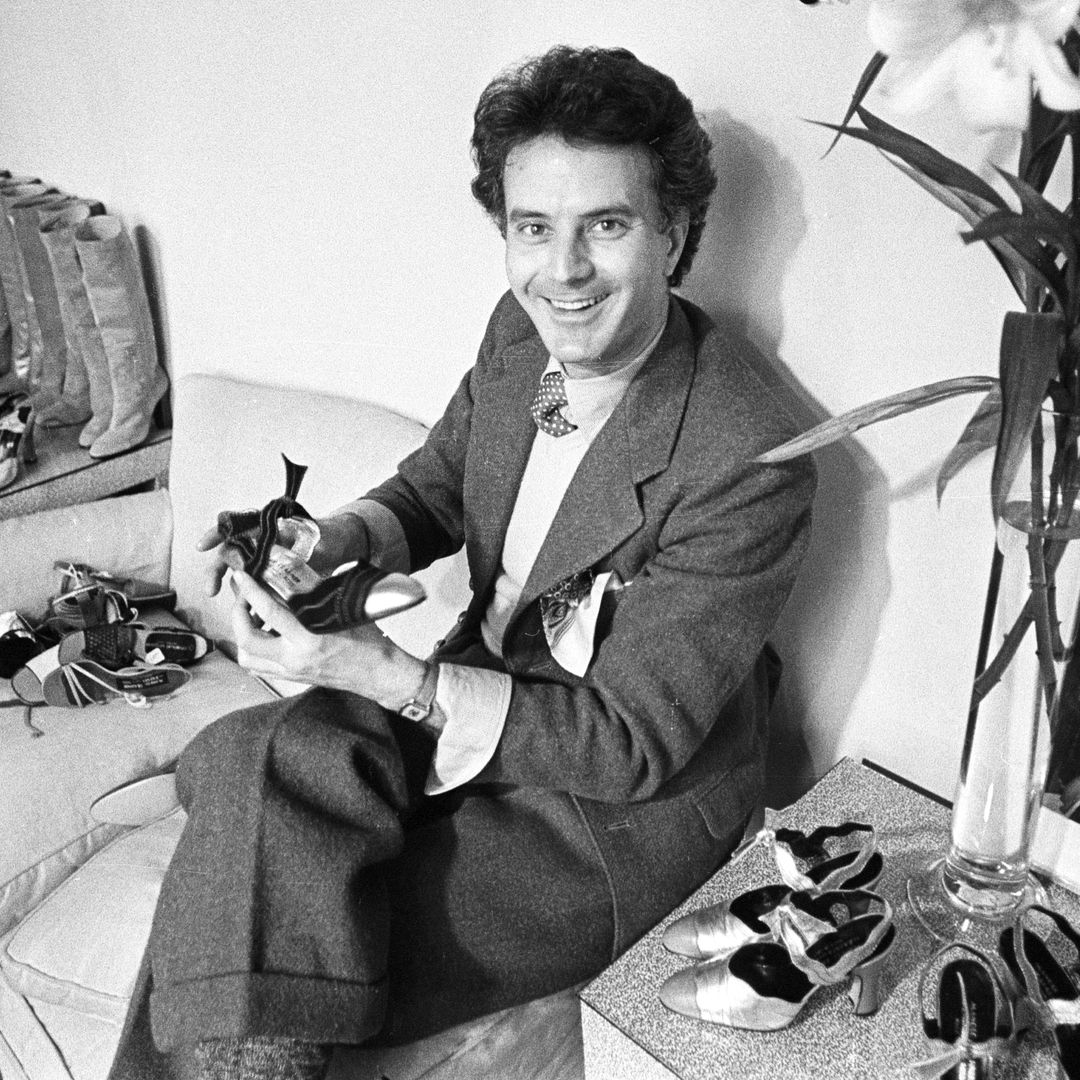 Manolo Blahnik con sus diseños