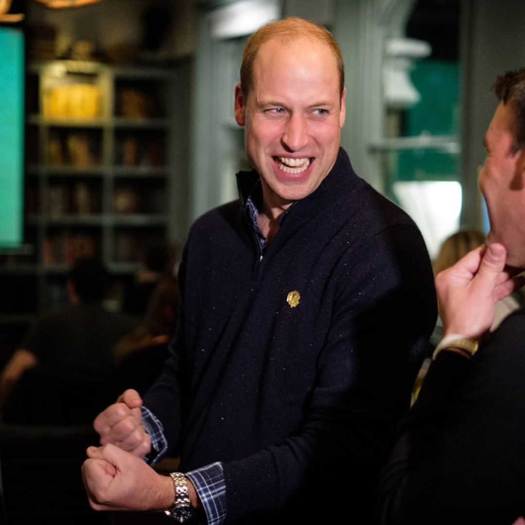 ¡Como un inglés más! El duque de Cambridge ve el fútbol en un pub