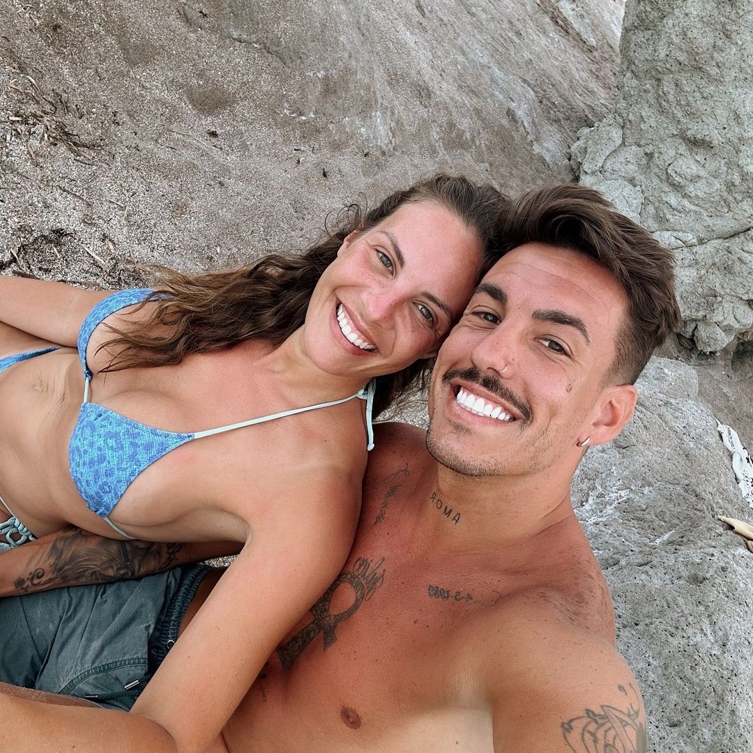 Jessica Bueno abre el álbum de sus vacaciones familiares en la playa con una declaración de amor a Luitingo