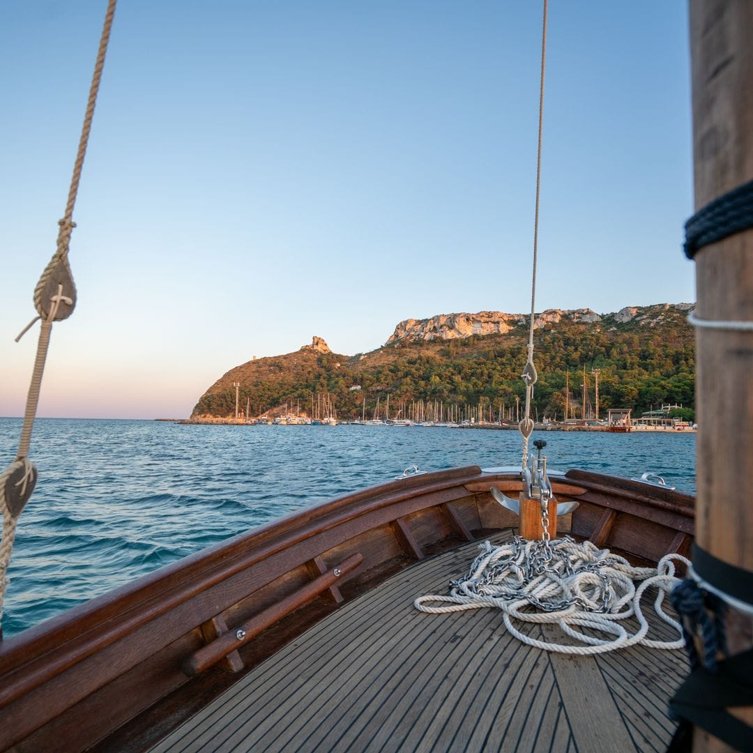 Paseo en barco por Cerdeña, de frente la Silla del Diablo