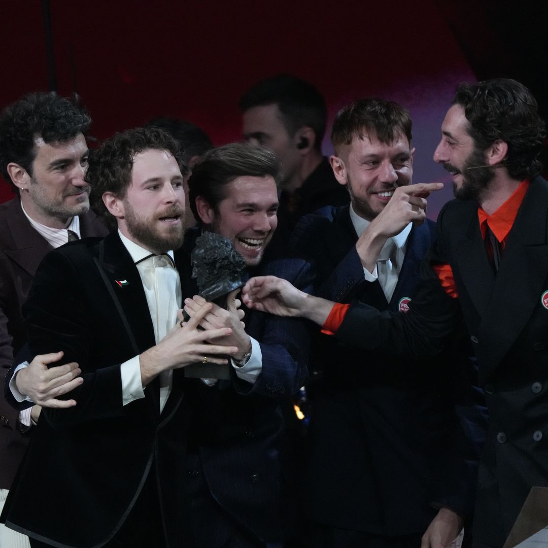 La emocionante celebración de Álvaro Cervantes al ganar el Goya: las imágenes en el backstage tras dedicarle el premio a su pareja