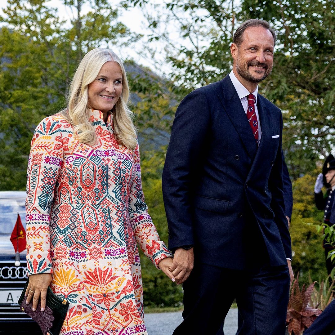 Se estrecha el cerco sobre Mette-Marit de Noruega: así fue su relación con Epstein y la búsqueda de unas fotos 'inapropiadas'