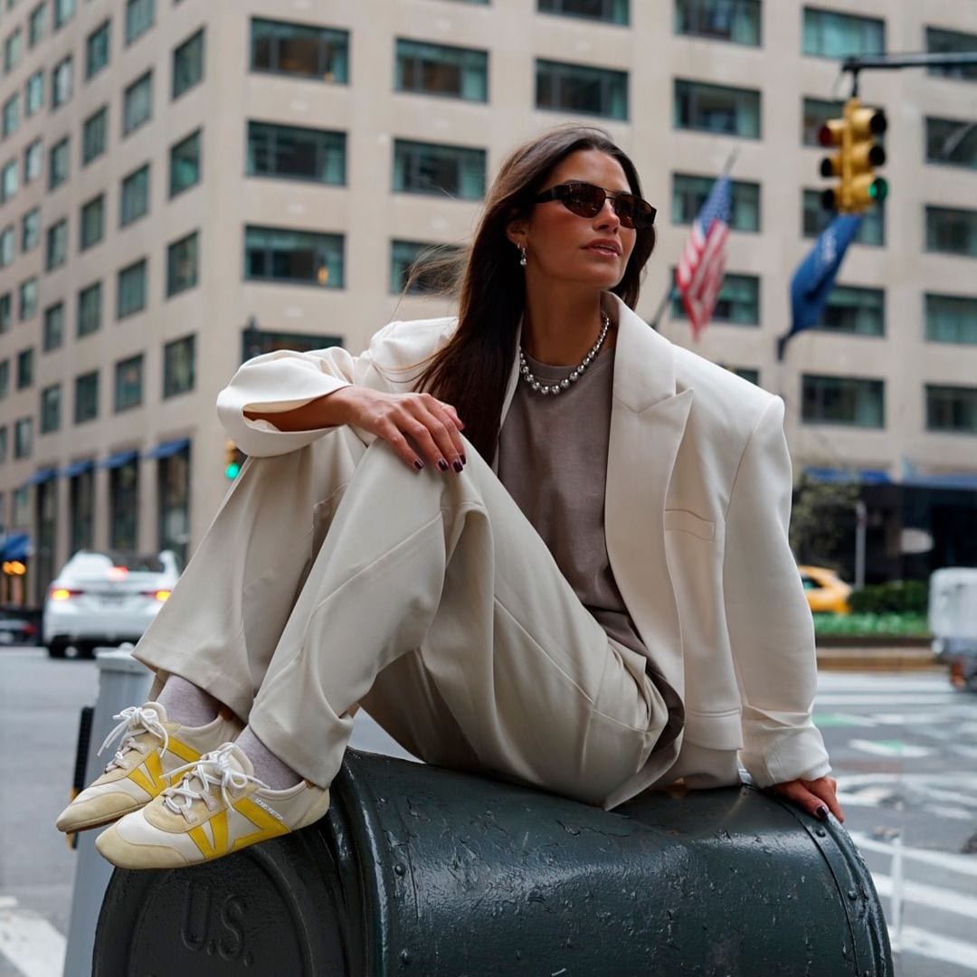 María Martín de Pozuelo con traje y zapatillas