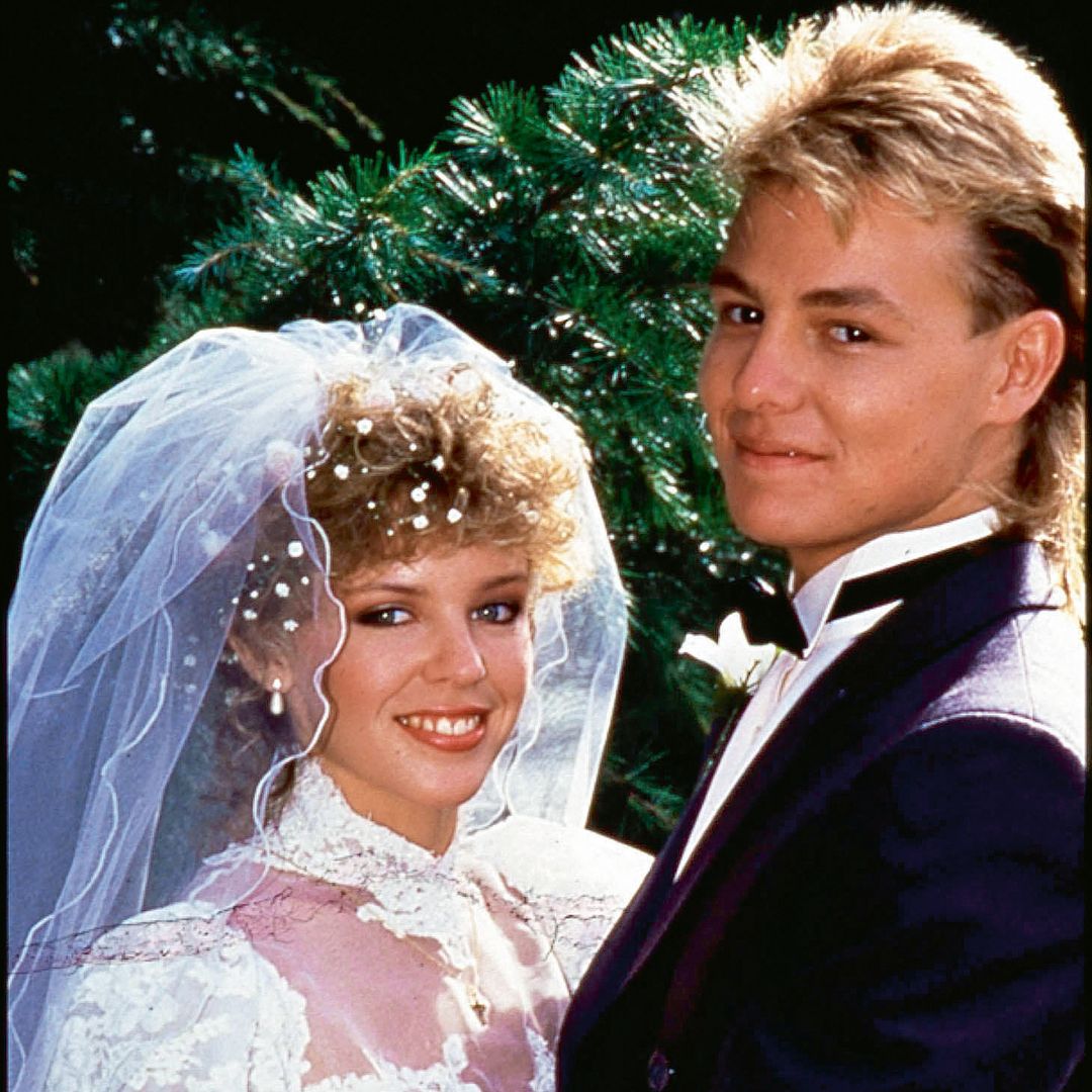 Escena de Neighbours, con Kylie Minogue como Charlene Mitchell y Jason Donovan como Scott Robinson