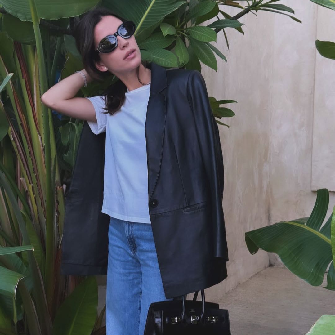 Sandra Gago derrocha estilo con una blazer efecto piel y vaqueros rectos para su escapada exprés a Marbella