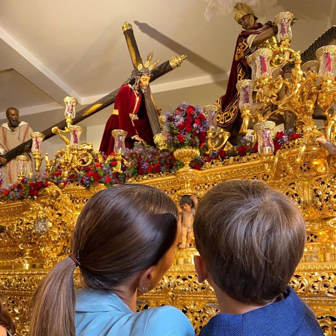 Eva González y su hijo Cayetano viendo un trono en Sevilla