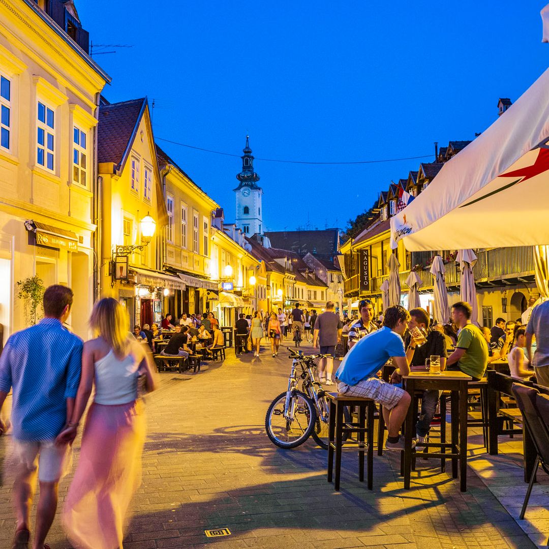 Calle de Tkalciceva en la ciudad de Zagreb