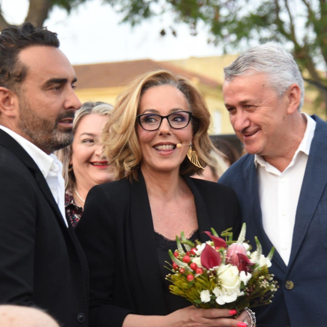Rocío Carrasco, muy emocionada y arropada por Fidel Albiac en la inauguración del monumento a su padre