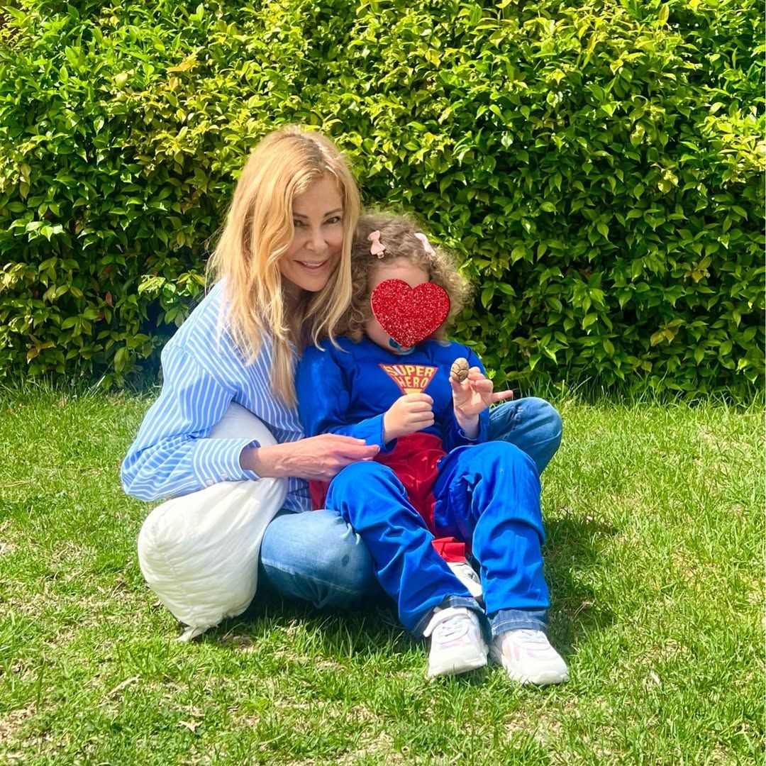 Ana Obregón emociona con una imagen de Anita y de Aless, padre e hija con el mismo disfraz: "Mis dos superhéroes"