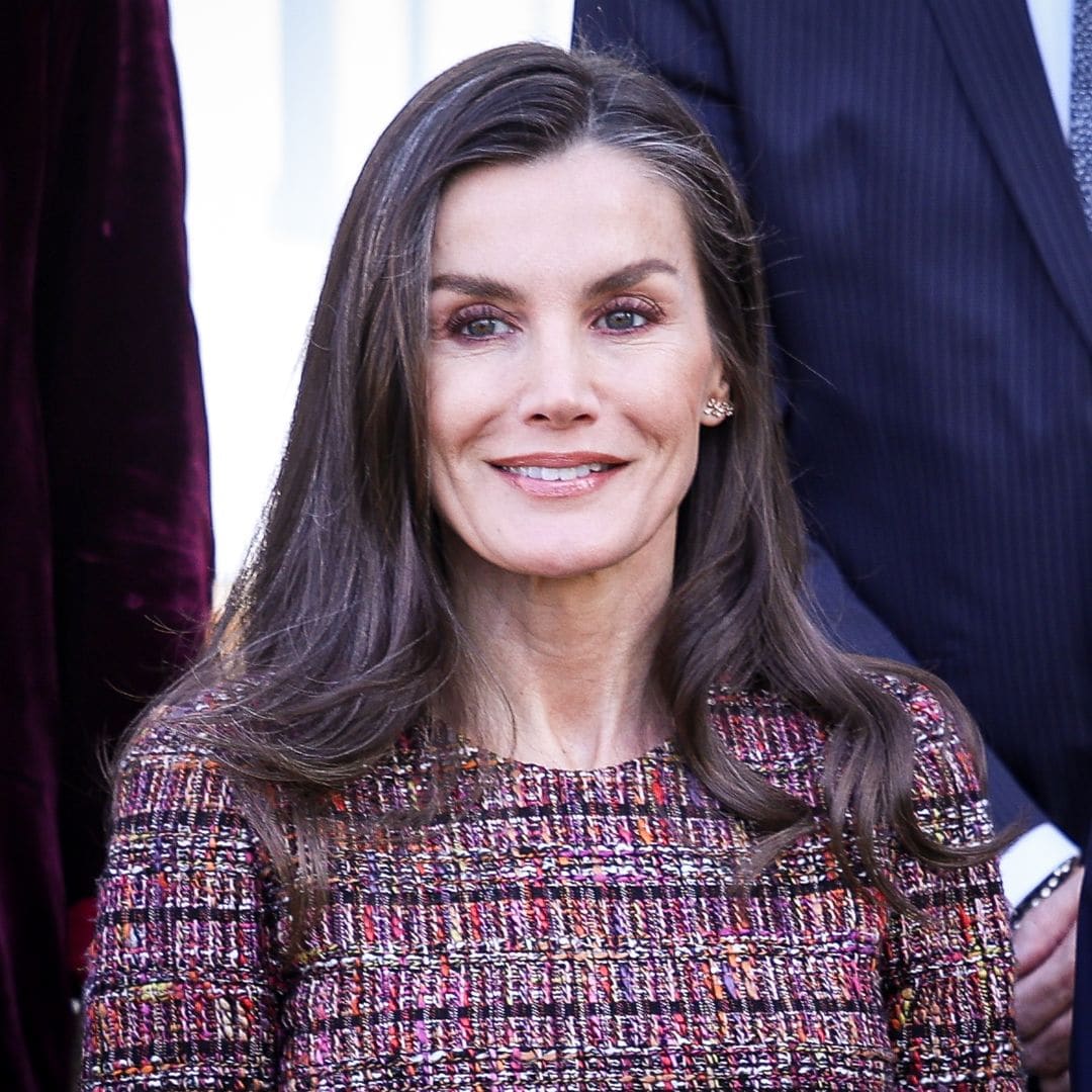 El look de contrastes de la reina Letizia: la falda de cuero que Meghan Markle copió y top de 2016