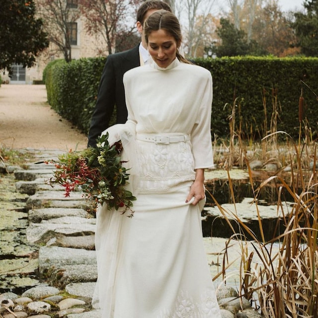 Vestido de novia con cinturón con bordados