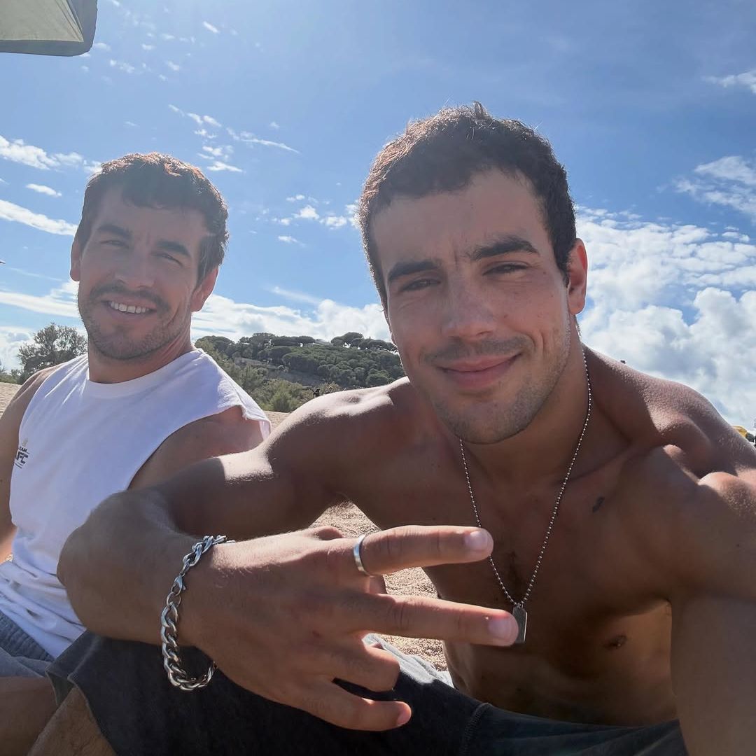 El emocionante fin de rodaje de la nueva película de Mario Casas y su hermano Óscar que ha terminado entre lágrimas
