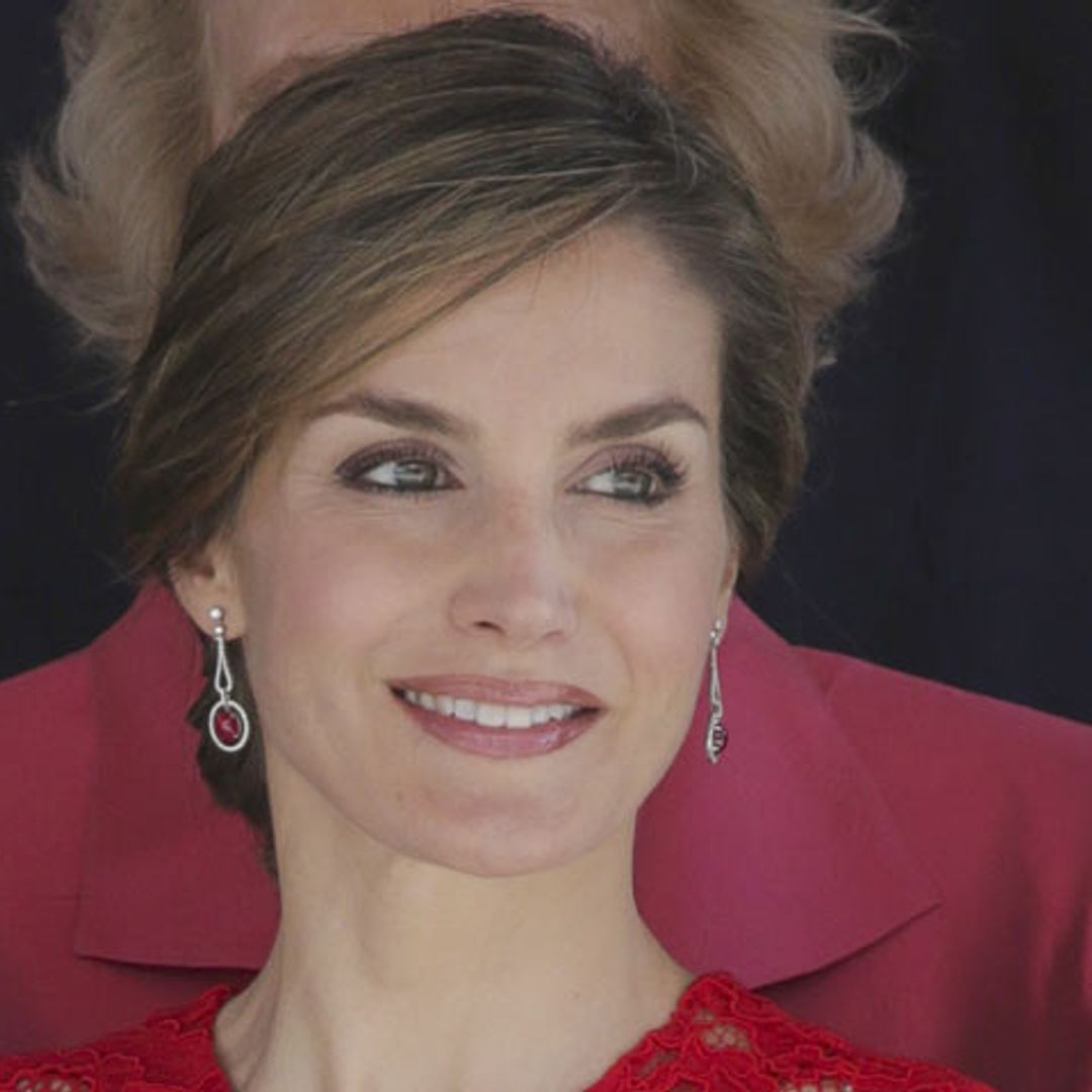 El recogido brocado de la reina Letizia, paso a paso