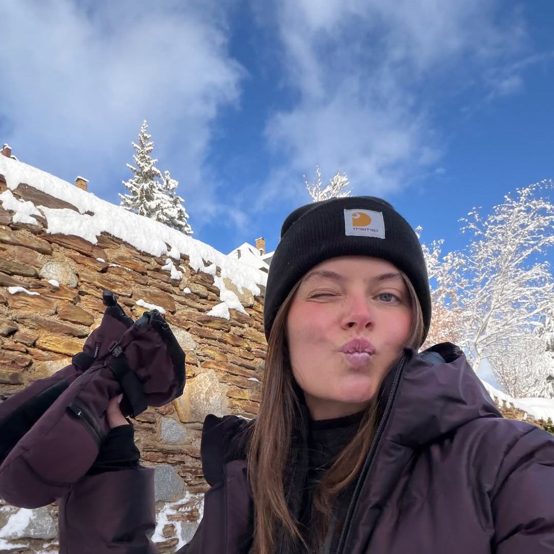 Bea Gimeno y Nacho Aragón disfrutan de su primera escapada a la nieve con el pequeño Pelayo