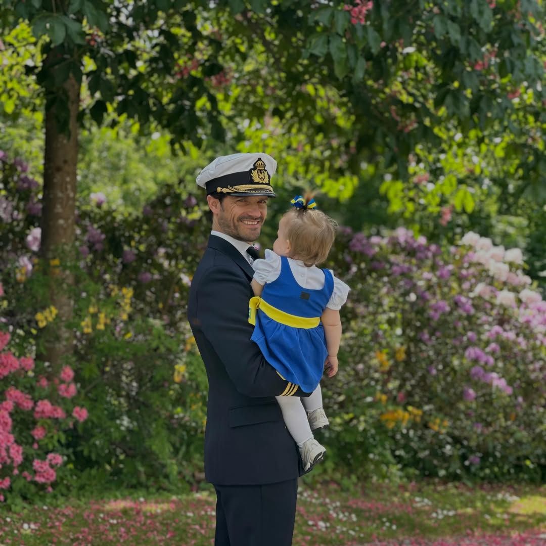 La princesa Ines, en brazos de su padre, Carlos Felipe, la gran protagonista del Día Nacional de Suecia vestida con traje regional