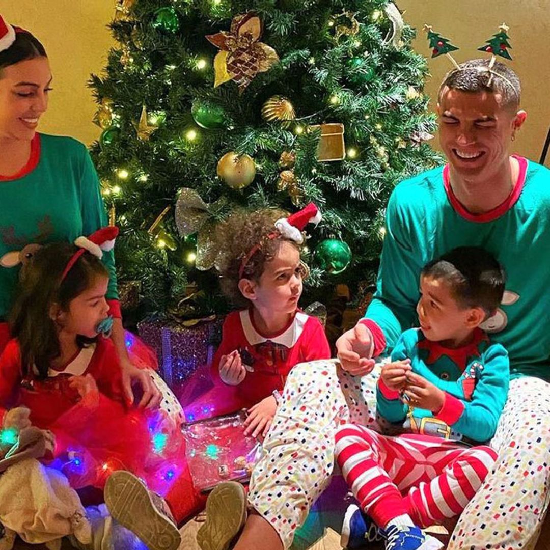 ¡Ya está aquí la Navidad! Georgina y sus niños ponen el árbol tras disfrutar de una increíble velada sobre hielo