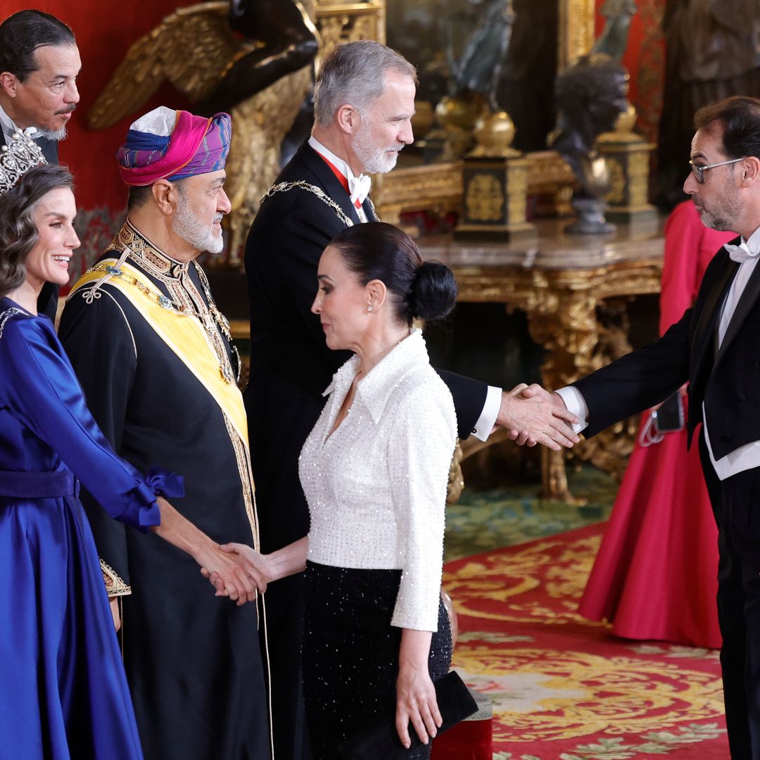 La cena de gala de los Reyes al Sultán de Omán en la que Letizia deslumbra con tiara y el Palacio Real recupera su esplendor