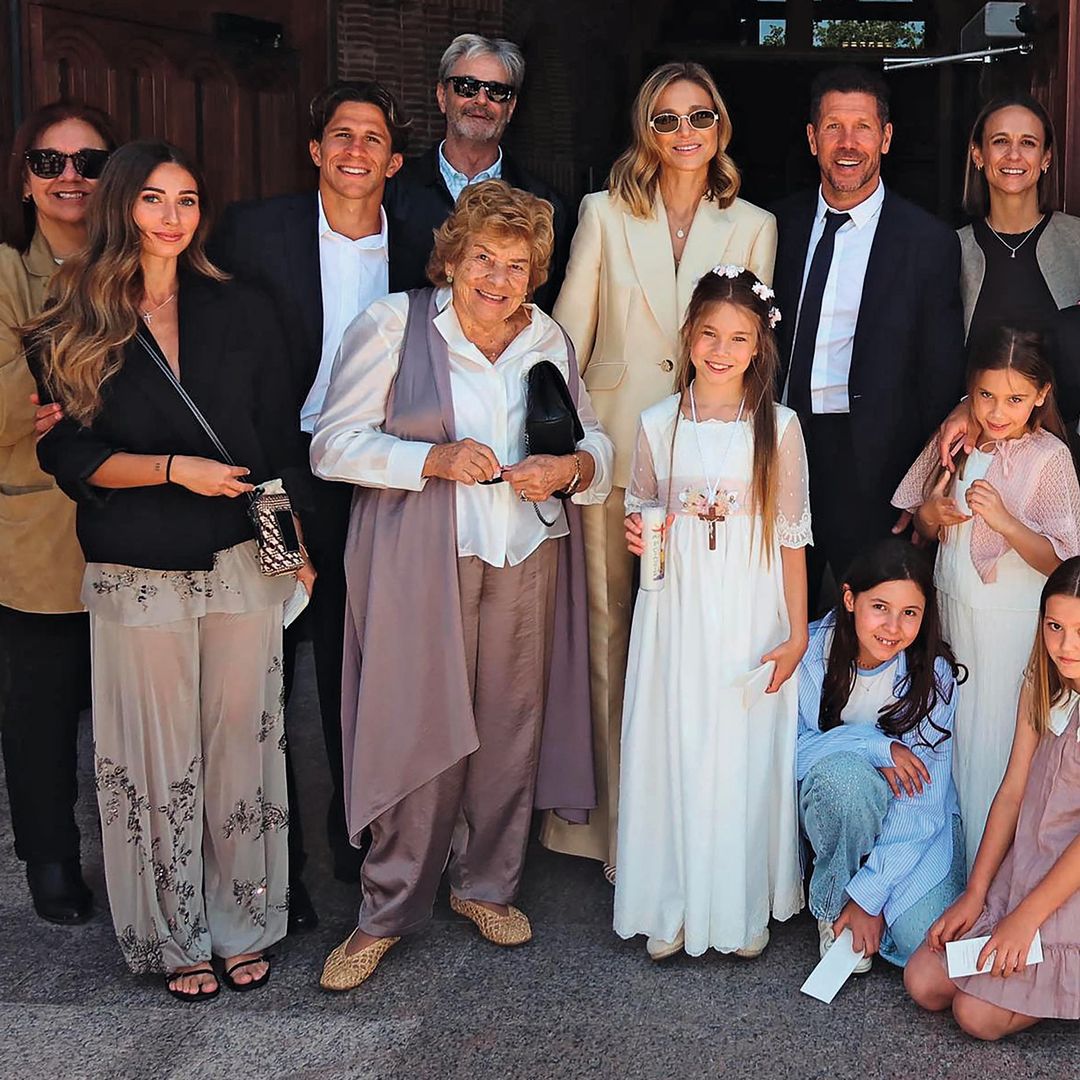 Francesca rodeada por sus familiares. A su lado, su abuela paterna, Nilda González, madre del entrenador del Atlético de Madrid