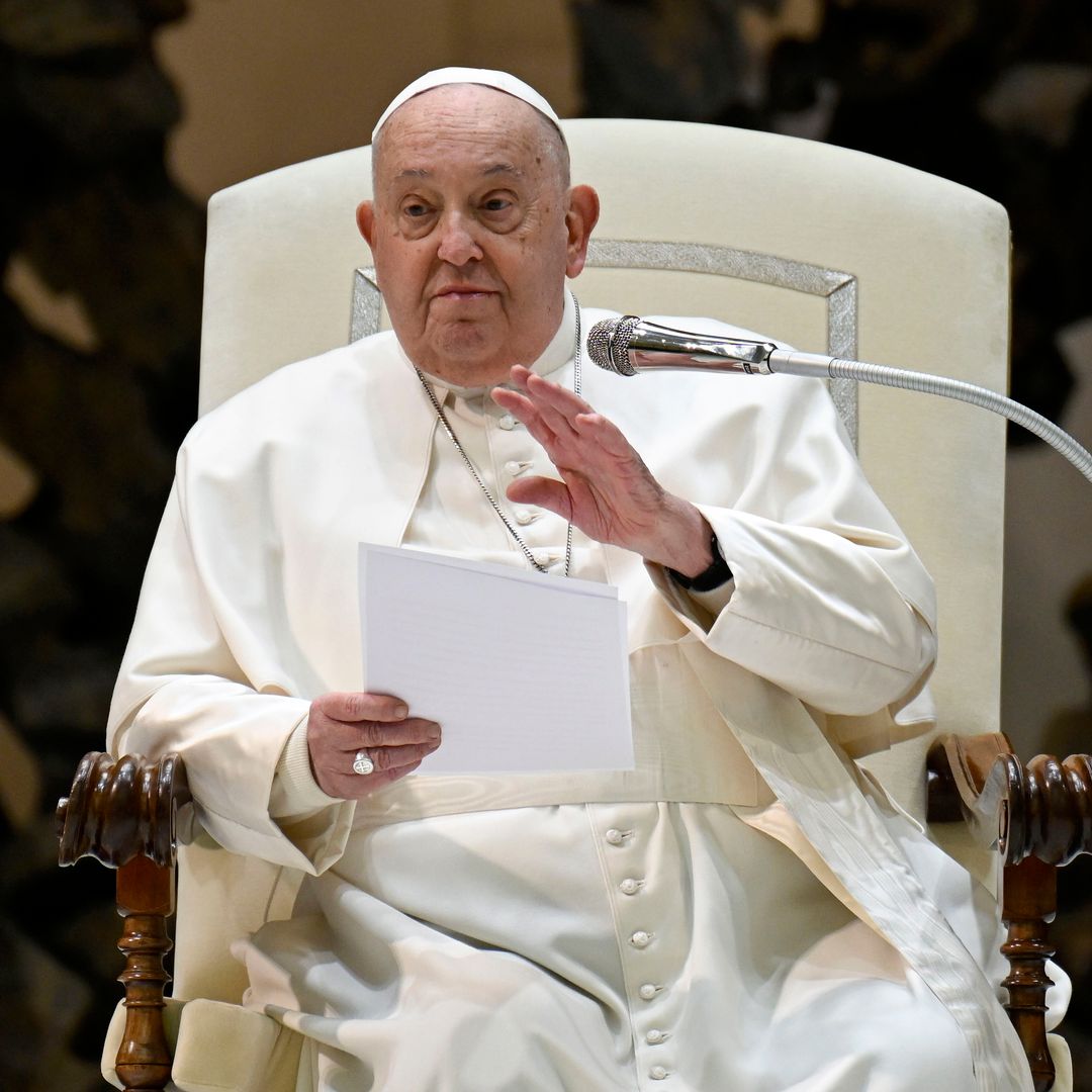 El Papa sufre una 'infección polimicrobiana del tracto respiratorio' y su cuadro clínico es 'complejo'