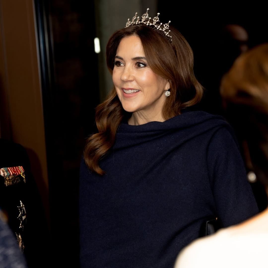 La maleta de Mary de Dinamarca en el Báltico: un accesorio clave, tiaras con historia y su fascinación por el azul