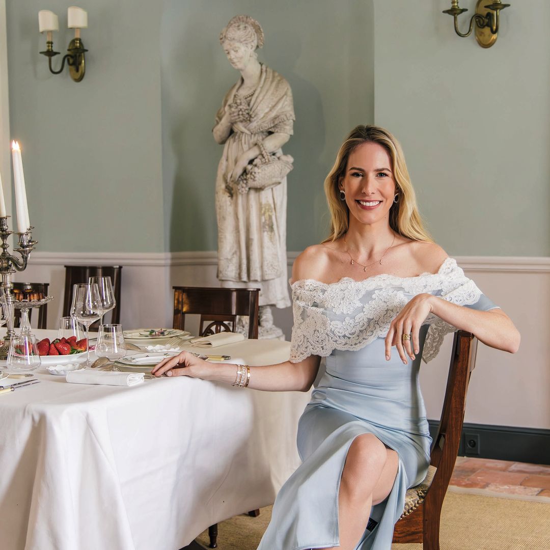 La estatua detrás de Charlotte es "La dama de la abundancia", y el espejo perteneció a los antiguos propietarios del castillo, la familia Charmolue. La vajilla es de porcelana de Limoges