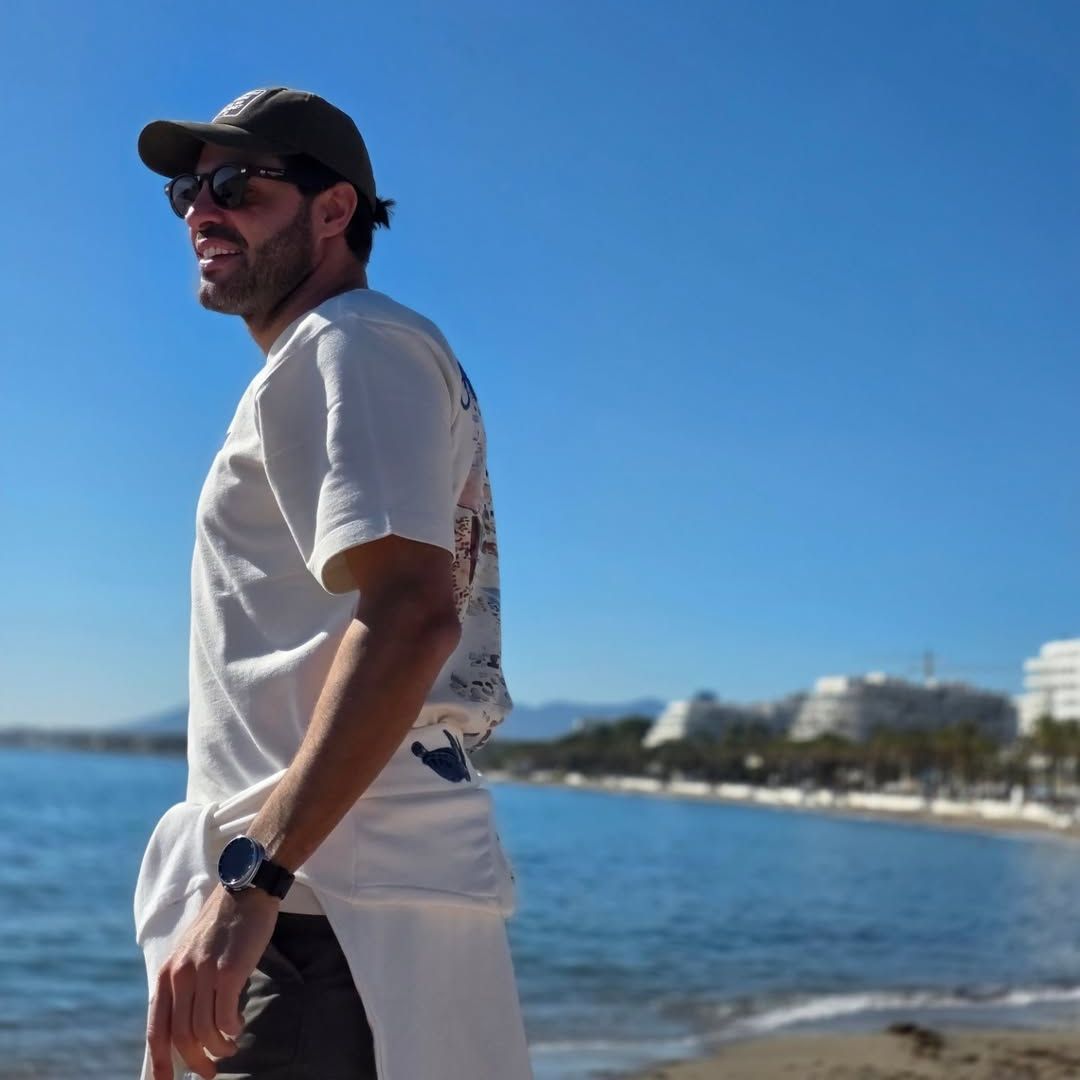 Miguel Torres junto al mar