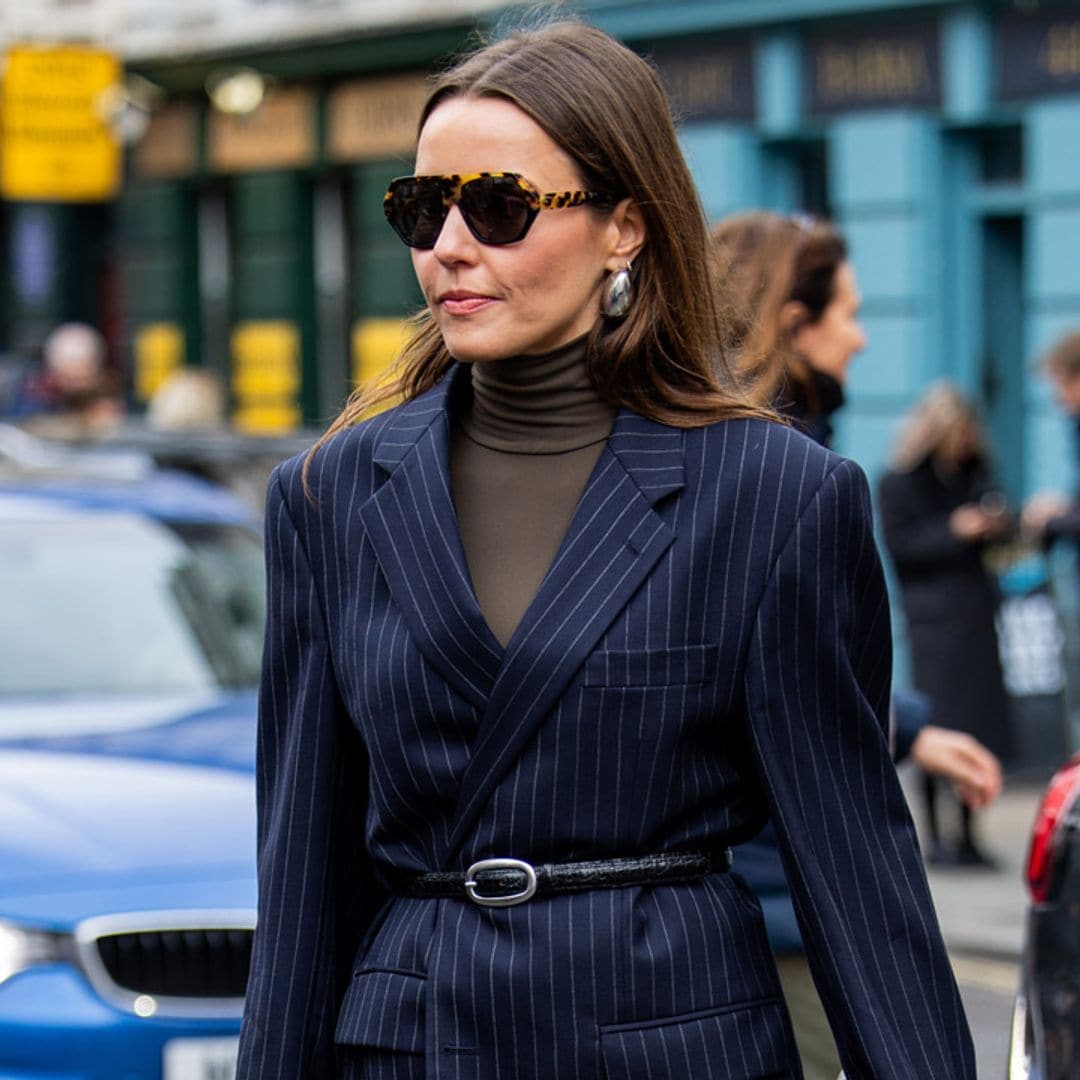 6 trucos de las invitadas a London Fashion Week para renovar los básicos de punto más clásicos