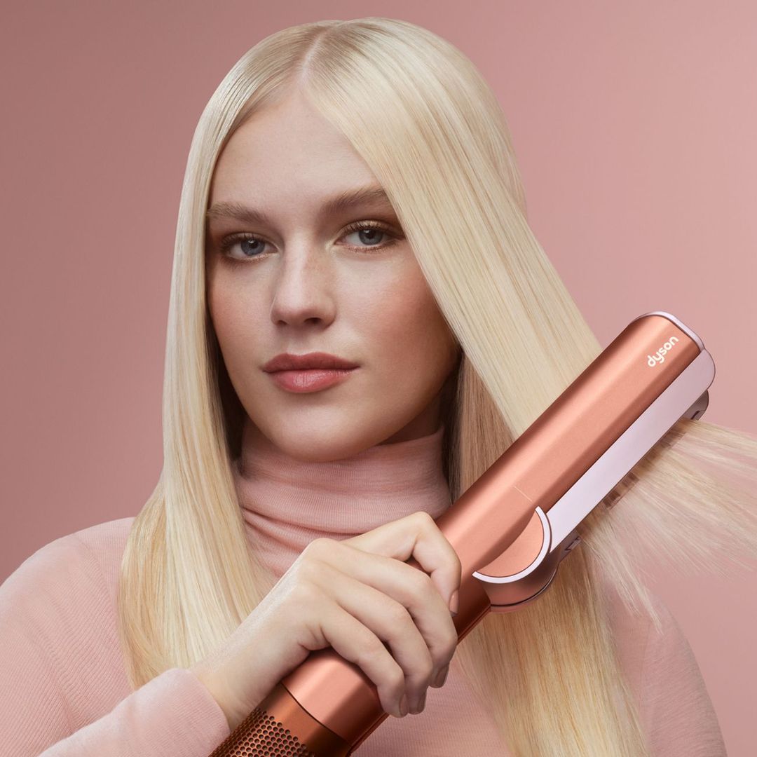 Localizada la nueva plancha de pelo Dyson Airstrait con 100€ de descuento: el regalo perfecto para el Día de la Madre