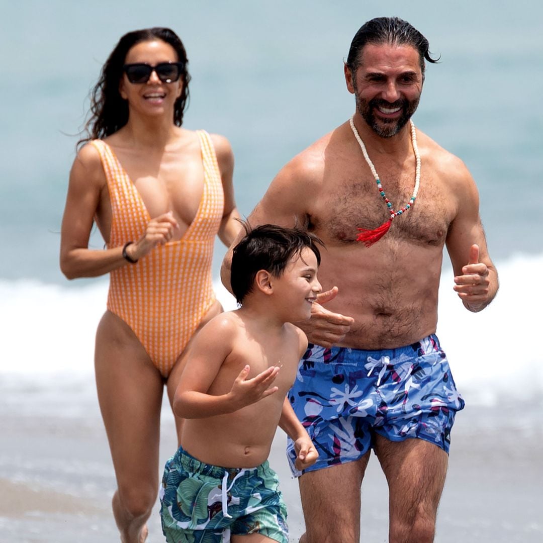El matrimonio disfrutó de una jornada de playa junto a su hijo, Santi (con el que jugaron en la orilla)