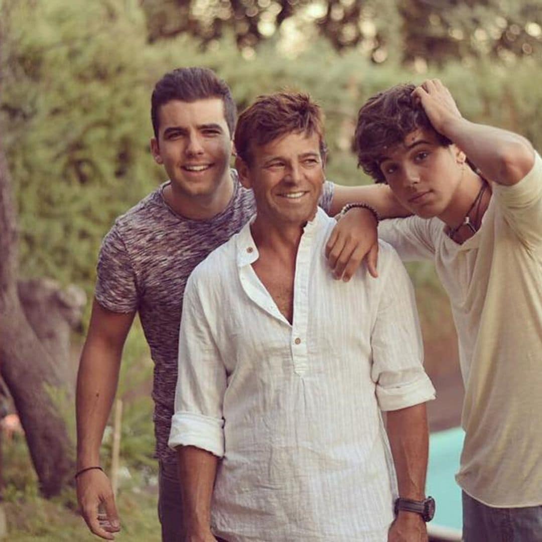 Mario Casas y sus hermanos comparten las fotos favoritas de su padre ¡y levanta pasiones!
