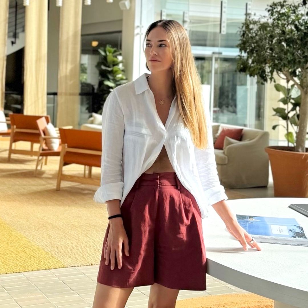 Helen Lindes se atreve con las bermudas y las combina con la blusa blanca de lino más versátil, fresca y cómoda del verano
